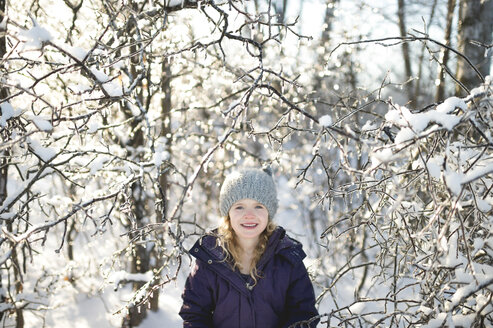 Porträt eines jungen Mädchens in verschneiter Landschaft - CUF18739