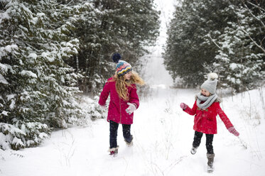 Sisters playing in snow - ISF07103