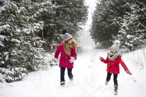 Schwestern spielen im Schnee - ISF07103