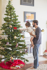 Vater und Tochter schmücken den Weihnachtsbaum - ISF07109