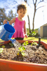 Junges Mädchen im Garten, Gießkanne in der Hand, Pflanzen im Kübel gießen - ISF07121