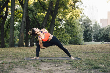 Frau in erweiterter seitlicher Winkelstellung (Utthita Parsvakonasana) - ISF07138