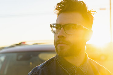 Portrait of young man, outdoors, bright sunlight - ISF07149