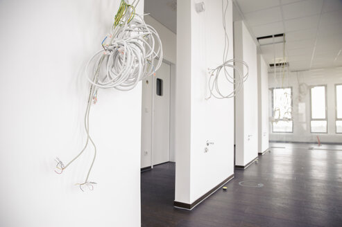 Network and power cables hanging from new office ceiling - CUF18886