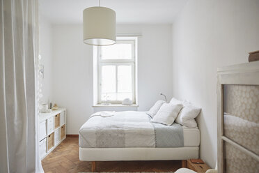 White coloured bedroom with parquet floor, bed and cupboards - CUF18889