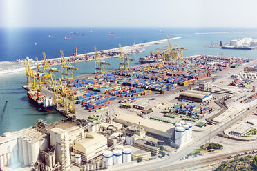 Erhöhte Ansicht von Hafenkränen und Frachtcontainern im Seehafen, Barcelona, Spanien - CUF18905