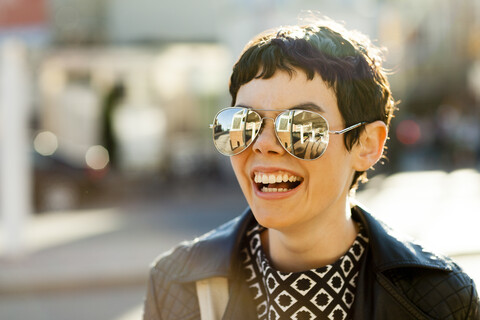 Porträt einer mittelgroßen erwachsenen Frau, im Freien, mit verspiegelter Sonnenbrille, lizenzfreies Stockfoto