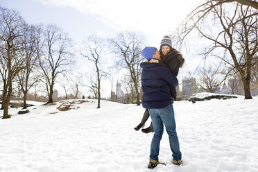 Romantischer junger Mann mit Freundin im verschneiten Central Park, New York, USA - ISF07223