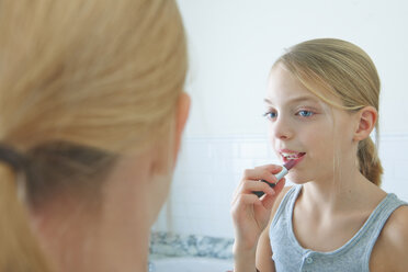 Über die Schulter Spiegelbild des Mädchens Anwendung Lippenstift - CUF18933