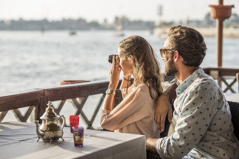 Romantisches Paar beim Fotografieren vom Dubai Marina Cafe, Vereinigte Arabische Emirate - CUF18940