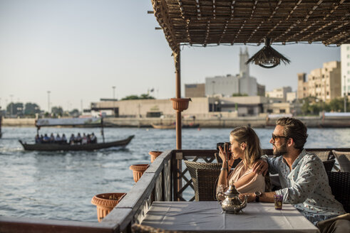 Romantisches Paar beim Fotografieren vom Dubai Marina Cafe, Vereinigte Arabische Emirate - CUF18941