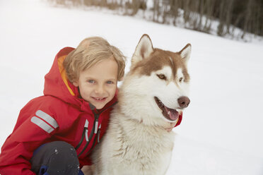 Porträt eines Jungen und eines Huskys im Schnee, Elmau, Bayern, Deutschland - CUF18967