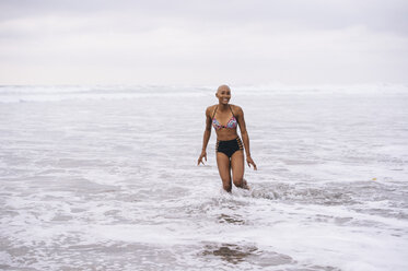 Frau im Bikini im Meer stehend - ISF07255