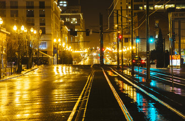 Stadtbild mit Straße und Straßenbahnlinie bei Nacht, Tacoma, Washington, USA - ISF07280