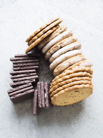 Draufsicht auf eine Auswahl von Cookies, lizenzfreies Stockfoto