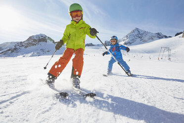 Skifahren für Jungen, Stubai, Tirol, Österreich - ISF07310