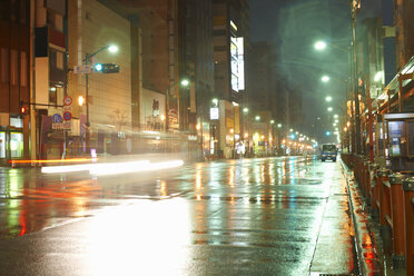 Nasse Stadtstraße und Straßenbeleuchtung bei Nacht, Tokio, Japan - ISF07317