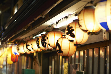 Reihe von beleuchteten Papierlaternen bei Nacht, Tokio, Japan - ISF07318
