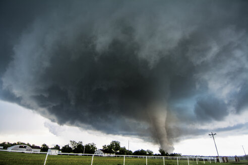 Ein Tornado der Kategorie EF4 - mit Windgeschwindigkeiten von 166 bis 175 Meilen pro Stunde - trifft ein Viertel in Katie, Oklahoma - CUF19030