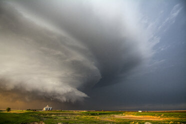 Ein tornadoerzeugendes Superzellengewitter, das bei Sonnenuntergang in der Nähe von Leoti, Kansas, über Ranchland zieht - CUF19034