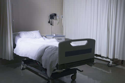 Leeres ungemachtes Krankenhausbett in der Krankenstation - CUF19067