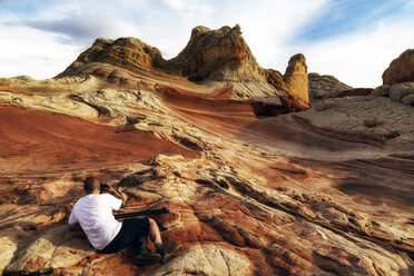 Fotograf fotografiert die Felsformation White Pocket, Page, Arizona, USA - CUF19071