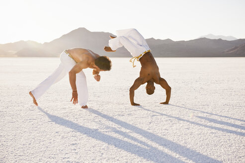 Zwei Männer auf den Bonneville Salt Flats beim Capoeira, Utah, USA - CUF19099