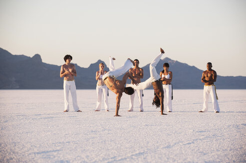 Team klatschender Mann beim Capoeira auf den Bonneville Salt Flats, Utah, USA - CUF19101