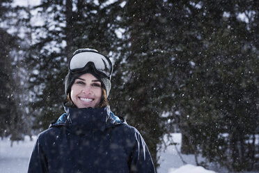 Porträt einer jungen Frau mit Skibrille im Schnee, Brighton Ski Resort außerhalb von Salt Lake City, Utah, USA - CUF19103