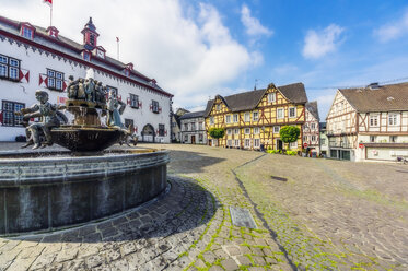 Deutschland, Rheinland-Pfalz, Linz am Rhein, Altstadt, Marktplatz mit Springbrunnen und Fachwerkhäusern - THA02167