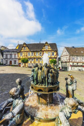 Deutschland, Rheinland-Pfalz, Linz am Rhein, Altstadt, Marktplatz mit Springbrunnen und Fachwerkhäusern - THA02168