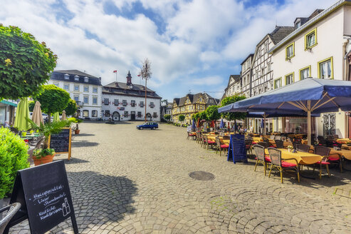 Germany, Rhineland-Palatinate, Linz am Rhein, Old town, market square with fountain and half-timbered houses - THAF02170