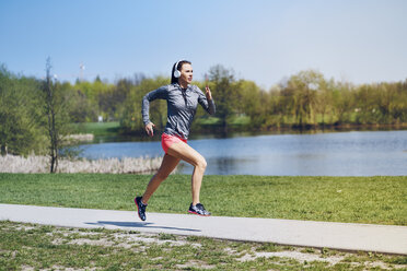 Joggerin läuft im Park - BSZF00446