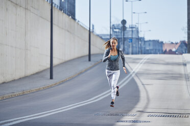 Läuferin beim Training in der Stadt - BSZF00451