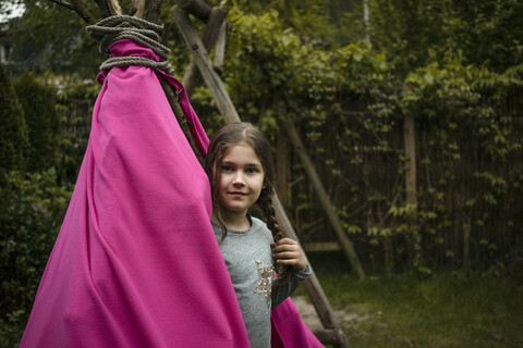 Lächelndes Mädchen mit Zopf, Tipi, lizenzfreies Stockfoto