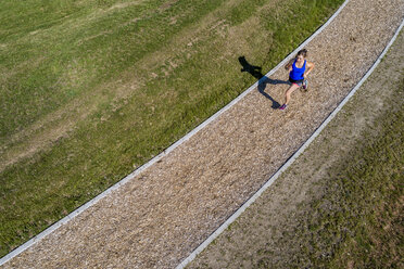 Luftaufnahme einer Joggerin auf dem Holzschnitzelweg - STSF01590