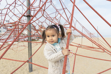 Porträt eines kleinen Mädchens im Klettergerüst - AFVF00563