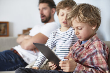 Jungen mit Vater bei der Nutzung eines digitalen Tablets - CUF19601