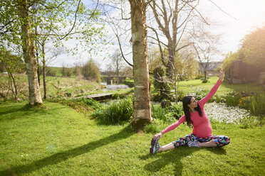 Schwangere Frau beim Sport im Freien, Stretching - CUF19724