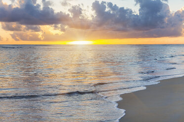 Meereslandschaft mit Sonnenstrahlen bei Sonnenuntergang, Dominikanische Republik, Karibik - CUF19756