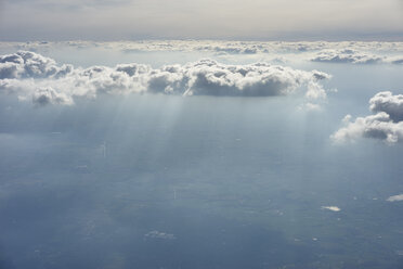 Luftaufnahme über und unter den Wolken, Frankreich - CUF19780