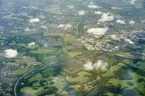 Luftaufnahme von grünen Feldern und Autobahn, England, UK - CUF19781