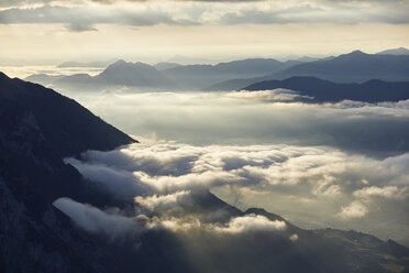 Österreich, Tirol, Bezirk Innsbruck, Gnadenwald, Hundskopf, Blick ins Inntal bei Sonnenaufgang - CVF00636