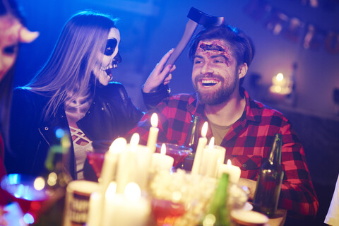 Ehepaar auf einer Halloween-Party, lizenzfreies Stockfoto