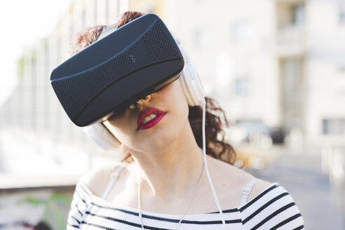 Frau mit virtueller Realität und Kopfhörern - CUF19845