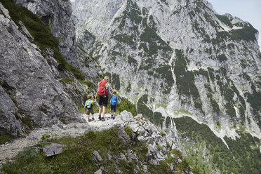 Mutter und Söhne wandern am Berghang entlang, Höllental, Zugspitze, Garmisch-Partenkirchen, Bayern, Deutschland - CUF19930