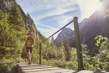 Frau geht über Brücke, Höllental, Zugspitze, Garmisch-Partenkirchen, Bayern, Deutschland - CUF19932