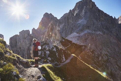 Rückansicht einer Wanderin beim Wandern in den Dolomiten, Sexten, Südtirol, Italien - CUF19951