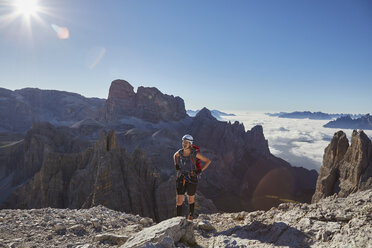 Wanderin bei der Ankunft auf dem Paternkofel, Dolomiten, Sexten, Südtirol, Italien - CUF19954