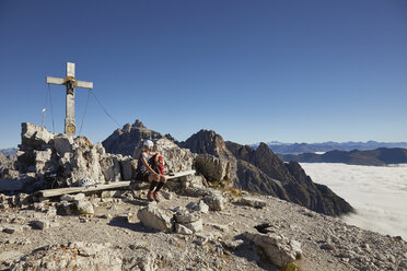 Wanderin auf der Paternkofel-Bank sitzend, Dolomiten, Sexten, Südtirol, Italien - CUF19955